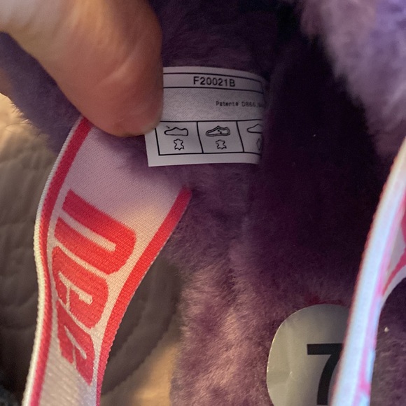 UGG Slippers - Picture 5 of 8